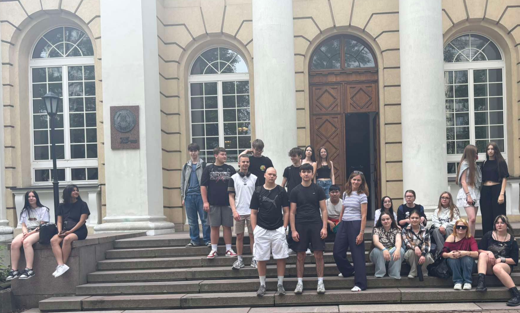 uczniowie przed budynkiem muzeum