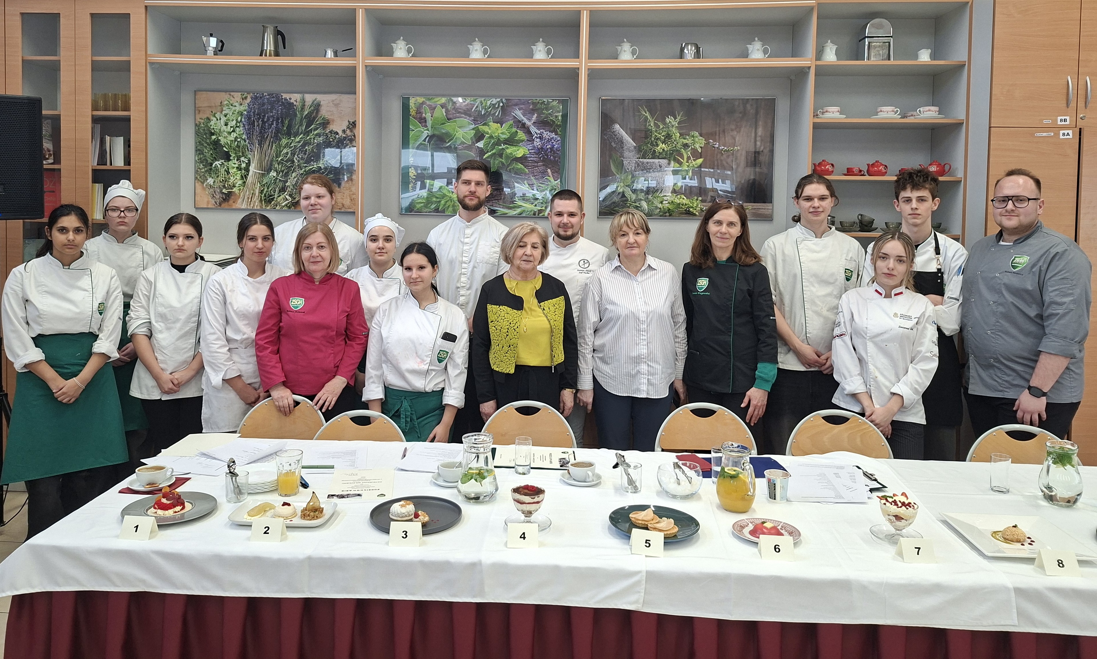 uczniowie i jury biorący udział w konkursie