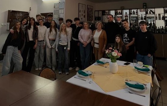 uczniowie z prowadzącym i dyrektor szkoły