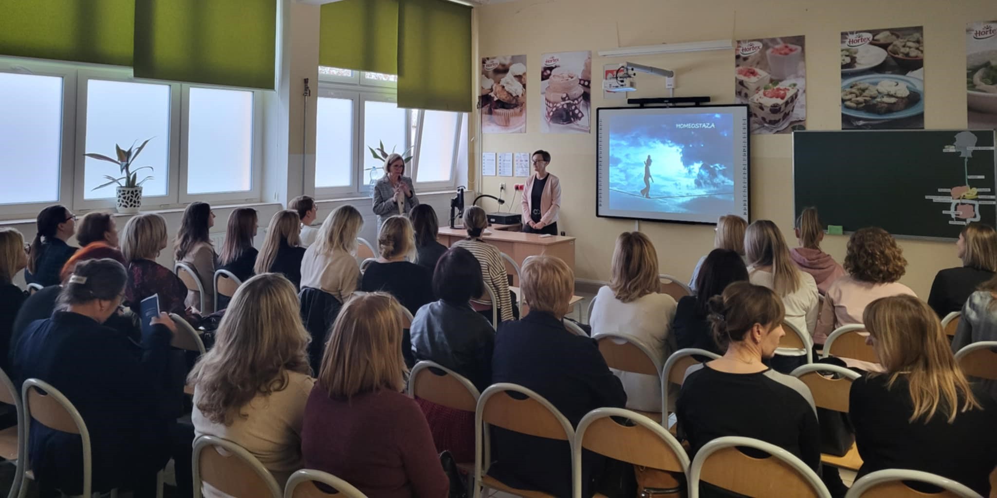 wykładowca i uczestnicy konferencji 