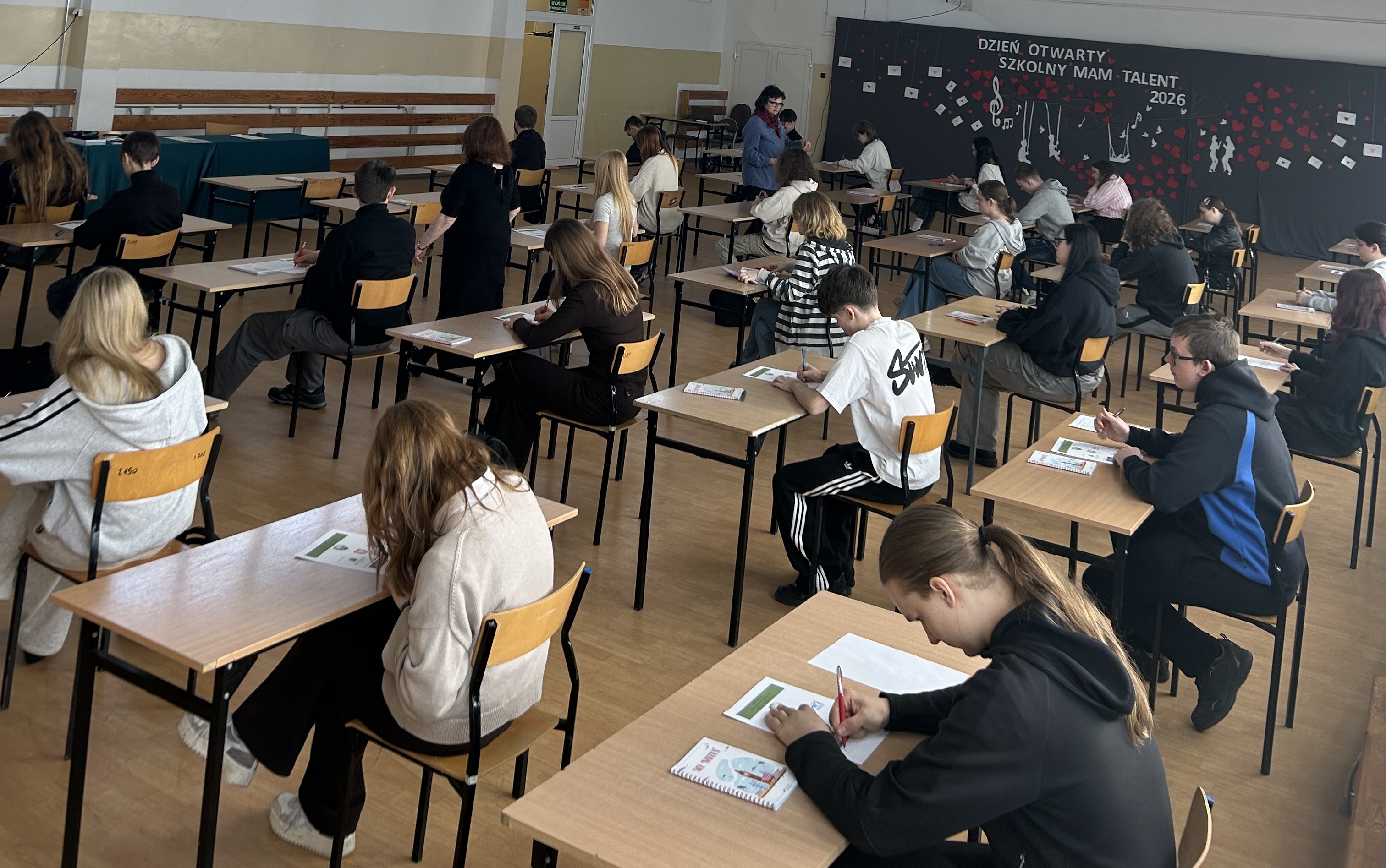 ucnziowie biorący udział w konkursie