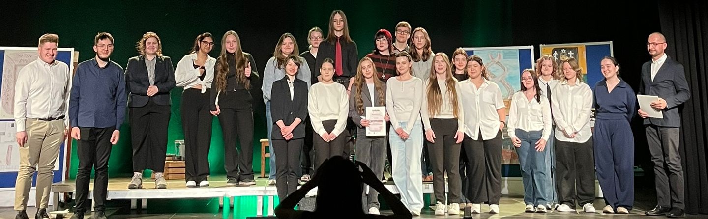 uczniowie biorący udział w konkursie