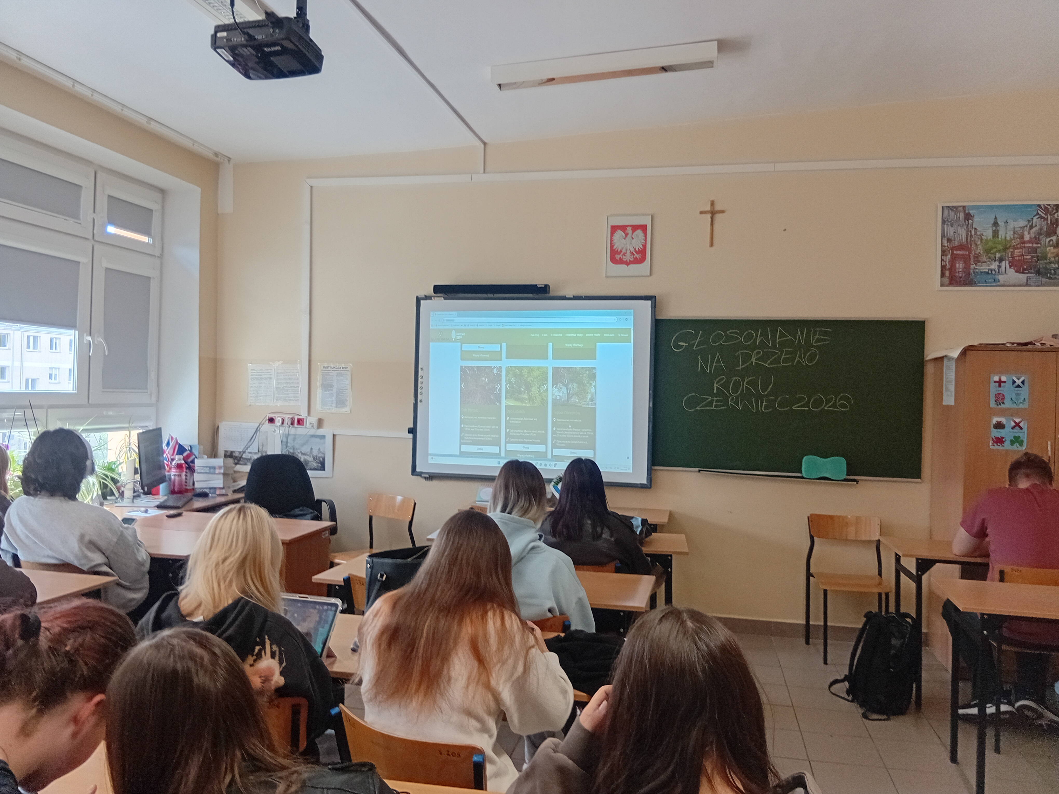 uczniowie podczas głosowania