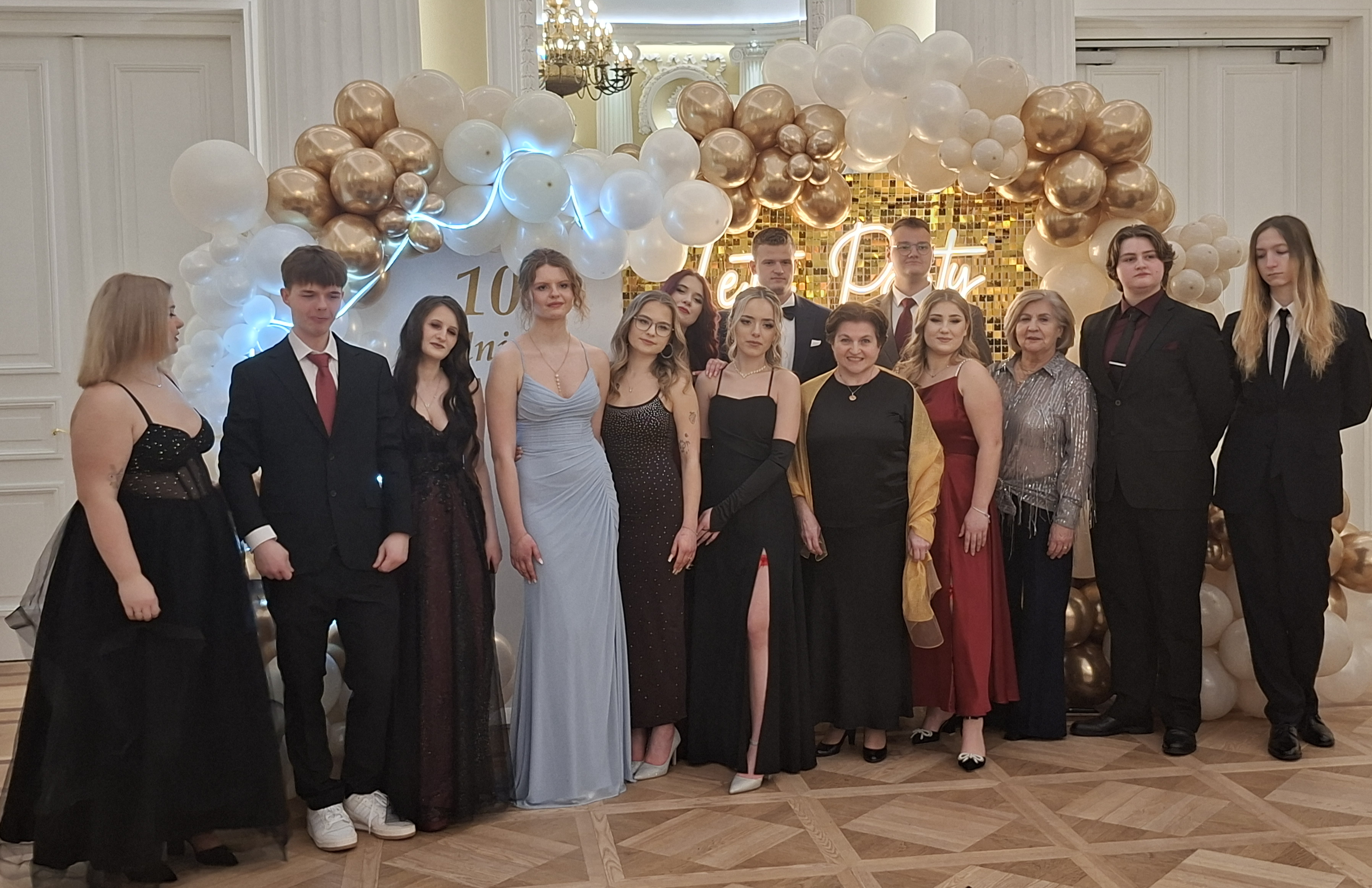 klasa 5Hp z wychowawczynia i dyrektor szkoły