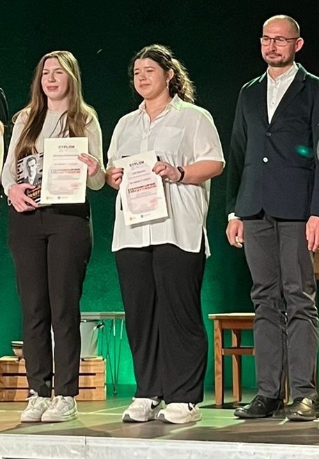 uczennice, kt&oacute;re zwyciężyły z opiekunem