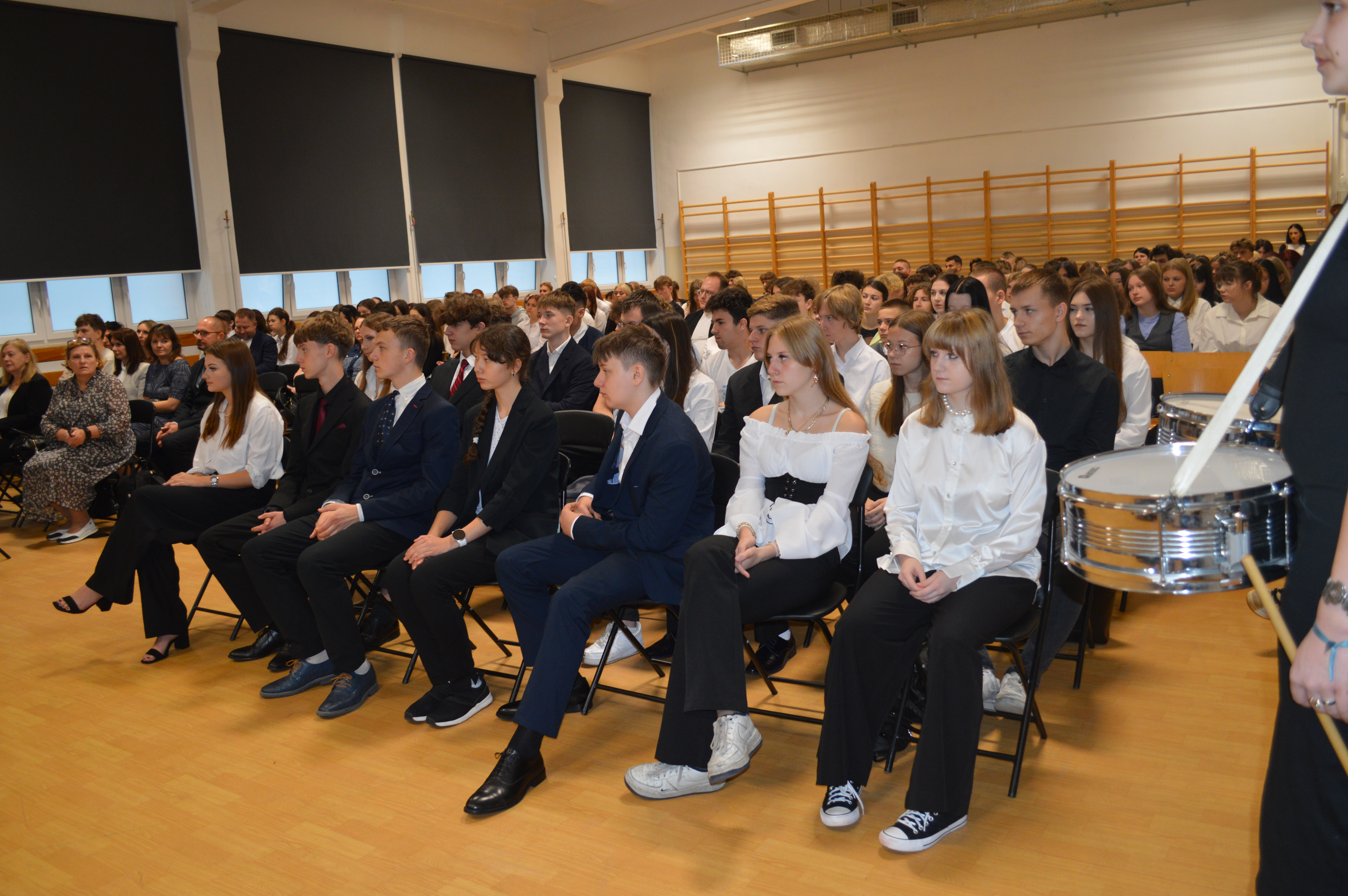 uczniowie występujący podczas apelu