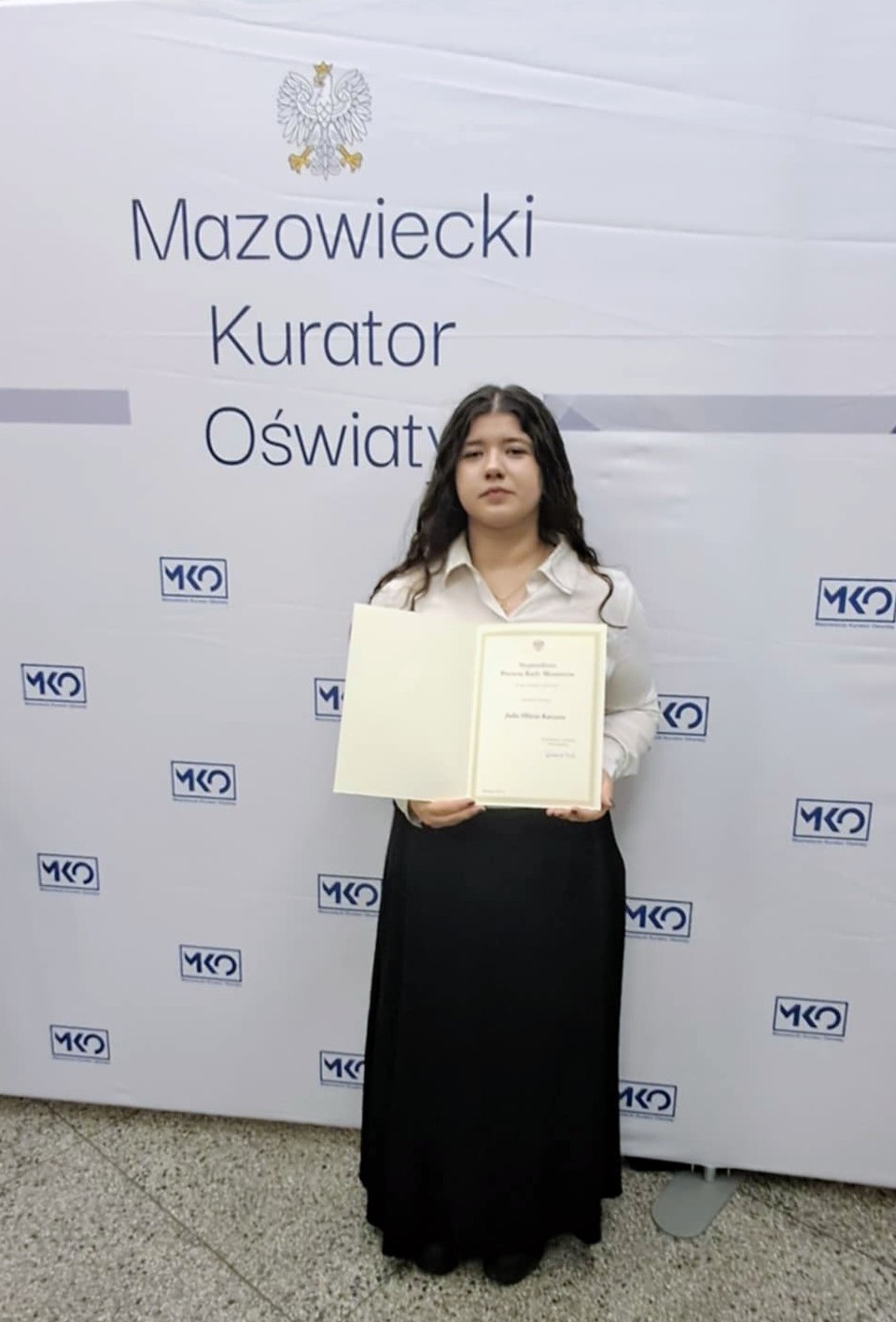uczennica z dyplomem