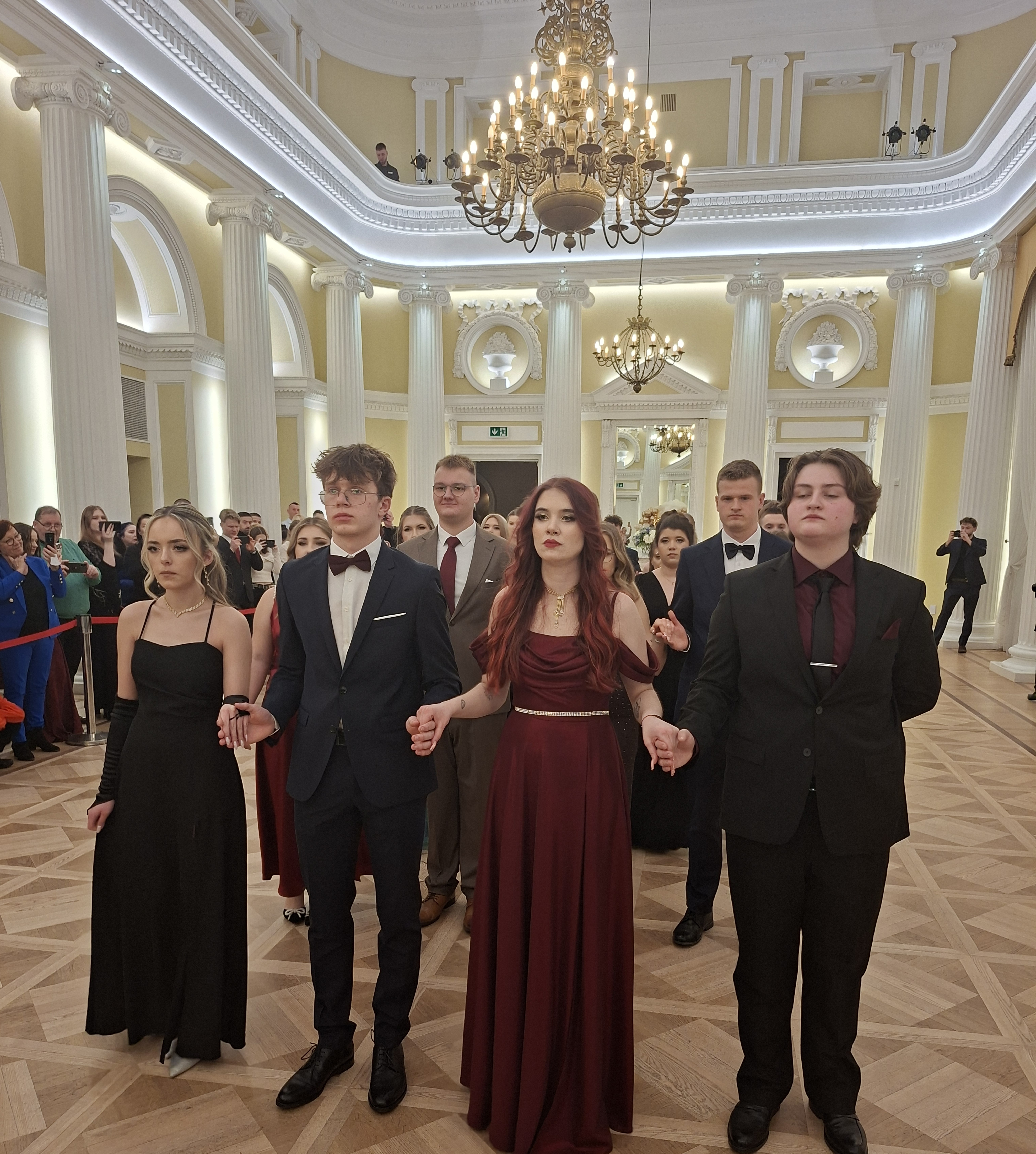 uczniowie tańczący poloneza