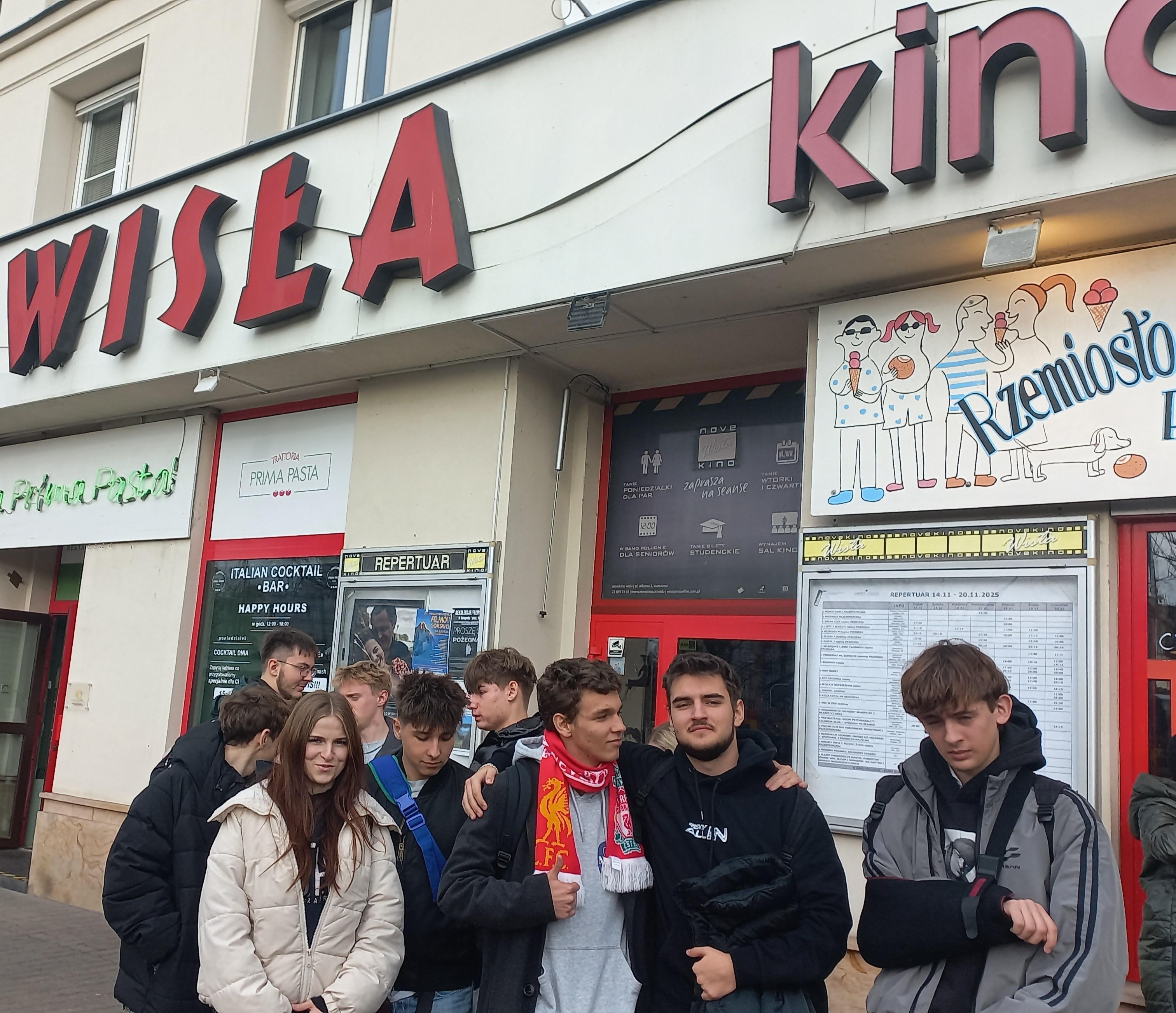 uczniowie przed kinem