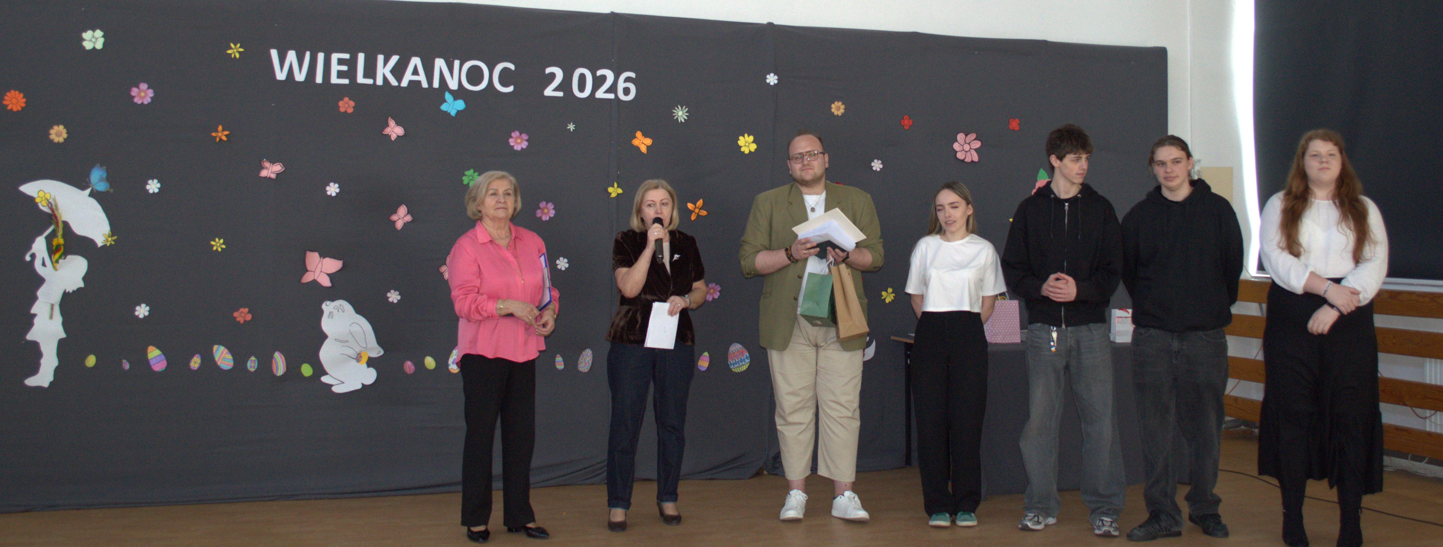 uczniowie odbierający nagrodę za konkurs gastronomiczny