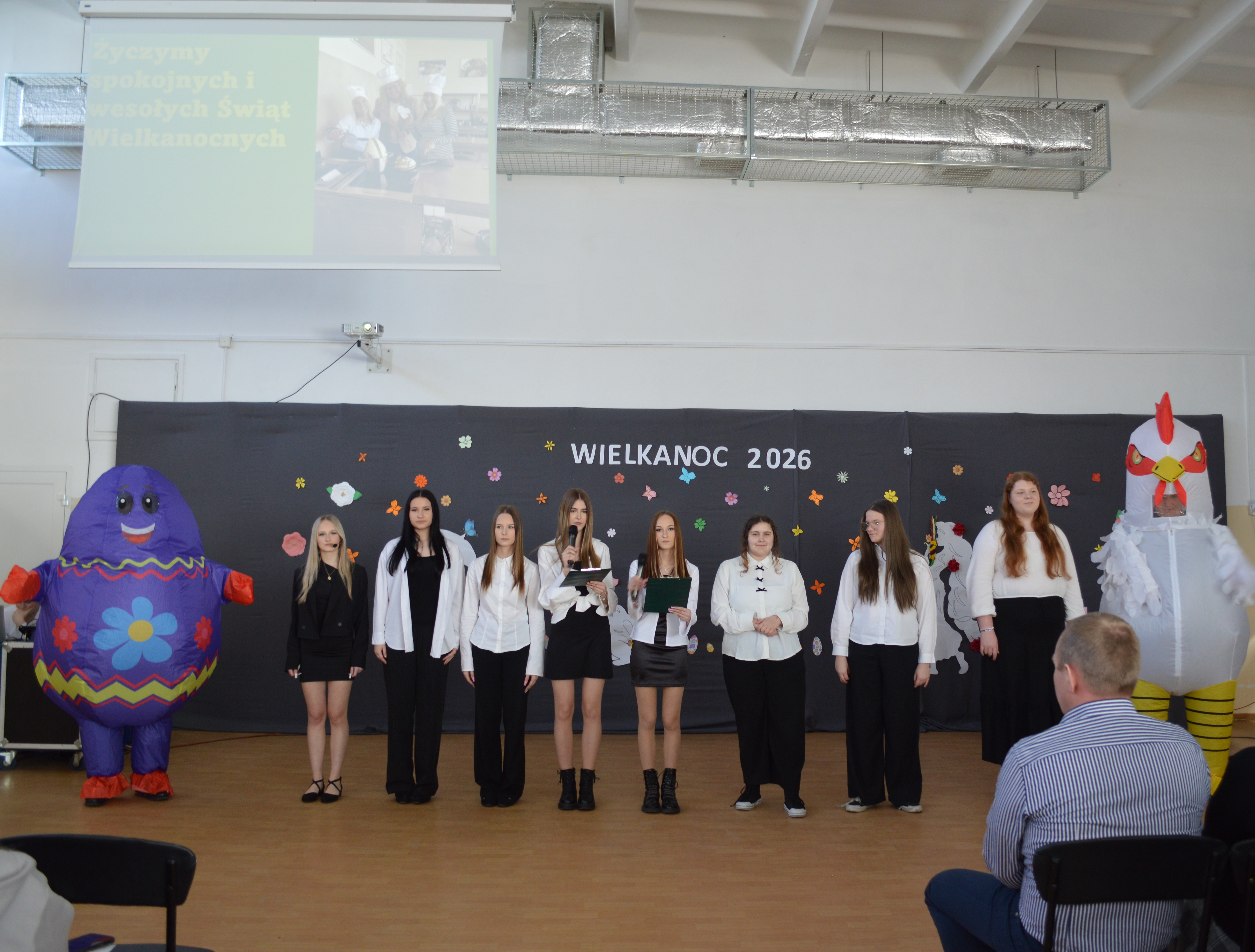 uczniowie bioracy udział w apelu